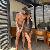 Turnerin Simone Biles gönnt sich nach ihrer extravaganten Hochzeit eine Auszeit mit ihrem frisch angetrauten Ehemann. Beide schweben nach wie vor noch auf Wolke Sieben und zeigen auch bei ihren Badeklamotten, dass sie zusammengehören. Ihr Fendi-Partnerlook ist aber auch zu schön. 