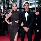 Ein bisschen Funkeln schadet nicht, denkt sich Toni Garrn an der Seite von Jon Kortajarena. Asymmetrien, Cut-Out und ein hoher Beinschlitz machen sie zum glitzernden Hingucker.