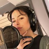 Auf Instagram teilt Lena Meyer-Landrut einen ganz natürlichen Schnappschuss aus dem Studio. Kurze Curtain Bangs verleihen ihrem Haarstyling erneut einen neuen Akzent, auf Make-up scheint sie privat fast komplett zu verzichten. 
