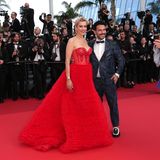 Marc Terenzi strahlt neben seiner Lady in Red: Verena Kerth. Für ihren Auftritt auf dem roten Teppich ist für sie ausladend noch nicht ausladend genug: Ein tiefer Ausschnitt und ein weit ausgestelltes Kleid mit Tüll-Bahnen machen sie zum Hingucker. 