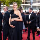 Dieses Strahlen übertrumpft nur noch die Babykugel, welche Josephine Skriver mit ihren Händen galant umspielt. Da wird ihr aufregendes Abendkleid mit Cut-Out und Statement-Blume wirklich zur Nebensache. 