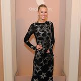 Um Apple Original Films' "Killers Of The Flower Moon" im Rahmen des Cannes-Filmfestivals zu feiern, hat sich Toni Garrn den Sternenhimmel zum modischen Vorbild genommen. Ein prominenter Lidstrich und Riemchensandalen komplettieren ihr Party-Ensemble.  