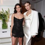 Sara Sampaio and Josephine Skriver perfektionieren für die "Vanity Fair x Prada"-Party das Spiel aus Schwarz und Weiß. Besonders süß: Der fließende Seidenstoff schmiegt sich perfekt an Josephines Babykugel an. 