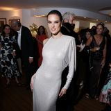 Alessandra Ambrosio wird auf der "Vanity Fair x Prada"-Party zum Mittelpunkt des Geschehens. Im silbernen Kleid, das ihre Kurven sexy umfährt, — kein Wunder. 
