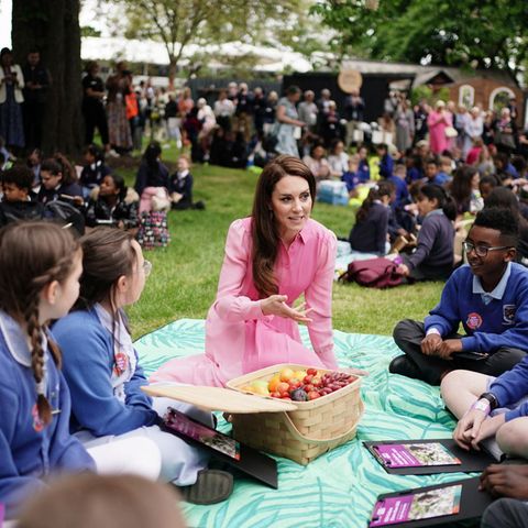 22. Mai 2023  Catherine, Princess of Wales, zeigt sich am Montag als Überraschungsgast bei der "Chelsea Flower Show" und läutet mit vielen Schülerinnen und Schülern die Picknick-Saison ein. "Was für eine schöne Mittagspause, die wir mit der nächsten Generation von Naturliebhabern verbracht haben, um die Gärten zu erkunden und das allererste Kinderpicknick hier in Chelsea zu genießen", schreibt Kate wenig später auf Twitter.