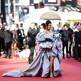 Ashley Graham bringt "La Dolce Vita" an die französische Riviera. Zum pompösen Volants-Kleid von Dolce & Gabbana kombiniert sie ein Collier und Ohrringe von Chopard – einfach Glamour pur. 