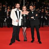 Gleich mit zwei Star-Männern schreitet Lily-Rose Depp in Cannes über den roten Teppich. Zur Linken posiert Regisseur Sam Levinson und zu ihrer Rechten steht Abel Tesfaye (früher bekannt als The Weeknd). Lily-Rose schafft es dennoch in ihrem Vintage-Chanel-Dress aus dem Jahr 1994 hervorzustechen. 