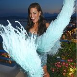 Ein Hoch auf Federboas! Ashley Graham hat im babyblauen Minikleid sichtlich Spaß. Ob das an ihrem fransigen Accessoire liegt?