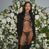 Mit wenig Stoff kommt der Schmuck besser zur Geltung? Model Irina Shayk setzt auf Unterwäsche, Blazer und Stiefel, um mit der British Vogue und Chopard in Cannes zu feiern.
