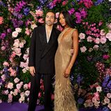 Mohammed Al Turki und Naomi Campbell bilden ein galantes Duo: Der Filmregisseur setzt mit großem Reverskragen ein Statement, während das Topmodel im goldenen Kleid von Boss mit Fransen Hollywood-Glamour versprüht. 