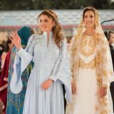 Um die bevorstehende Hochzeit von Kronprinz Hussein und Rajwa Al-Saif zu feiern, gibt seine Mutter, Königin Rania, ein Dinner. Unter den Gästen befinden sich zahlreiche Prinzessinnen, die alle in exklusiven Kleidern um die Wette strahlen. Doch Königin Rania sticht neben der zukünftigen Braut wohl am meisten hervor. Sie trägt ein maßgeschneidertes Kleid des Designers Saiid Kobeisy und setzt dazu auf blaue Strass-Ohrringe der Marke "Vanles".