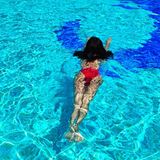 Auch wenn es Meerjungfrauen eigentlich nicht gibt, Simone Thomalla postet einen Nasse-Nixen-Moment wie aus einem Fabelbuch. In einem roten Bikini genießt sie das kühle Nass, zeigt sich auf einem Schnappschuss unter Wasser im Pool schwimmend. Ihre Fans sind begeistert, schreiben: "Du Hübsche du. Ich wusste es, Meerjungfrauen existieren."