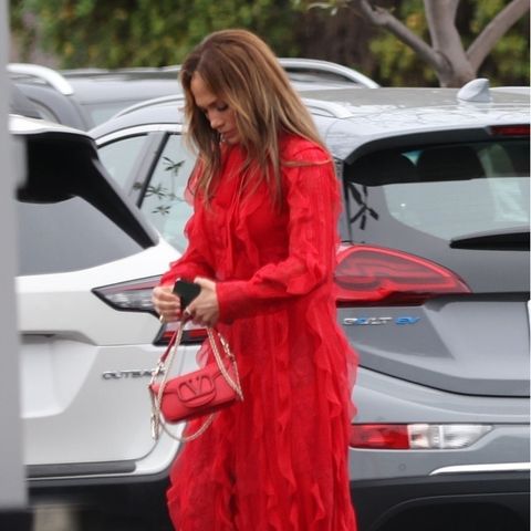 Jennifer Lopez liebt es, mit ihren Outfits ein Statement zu setzen, doch mit dem auffälligen roten Kleid stiehlt sie ihrer Stieftochter Seraphina bei der Schultheateraufführung mit großer Wahrscheinlichkeit eher die Show. Während Jennifer Garner beim Auftritt ihrer Tochter auf Jeans setzt, greift JLo zu High Heels und knalliger Signalfarbe.