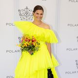 Beim Polar Music Prize im Grand Hôtel in Stockholm ist Prinzessin Victoria DER Hingucker. Bei der alljährlichen Preisverleihung überstrahlt sie in einem H&M-Kleid mit asymmetrischem Ausschnitt und üppigen Plissés in knalligem Neongelb alle. Die großen Ohrringe leuchten passend dazu. Dezenter fällt hingegen ihre Schuhwahl aus, die schwarzen Stilettos sind perfekt auf ihre Handtasche abgestimmt. 