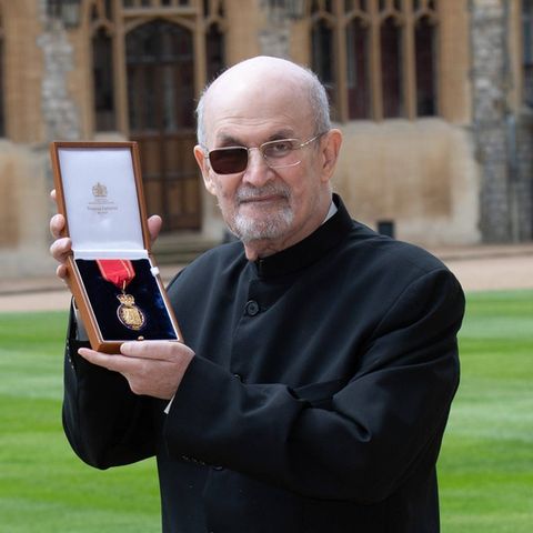 Salman Rushdie ist seit der Messerattacke auf einem Auge blind.