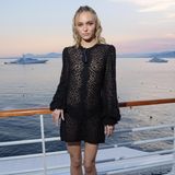 In geometrischer Spitze begeistert Model Lily-Rose Depp in Antibes. Den BH lässt sie für ihren Party-Look zu Hause in der Schublade. Lediglich eine schwarze Unterhose hat es unter ihren Spitzenfummel geschafft. 