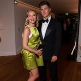Sauer macht lustig! Ob das Lächeln auf Scarlett Johanssons Lippen der Limetten-Farbe ihres metallischen Minikleides geschuldet ist? Vielleicht liegt es aber auch an dem Komiker neben ihr: Colin Jost.