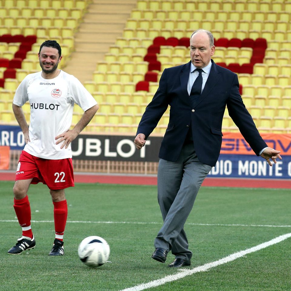 23. MAi 2023  Beim 30. "World Stars Football"-Benefizfussballspiel für die Hilfsorganisation "Star Team For The Children" im Stade Louis II in Monaco versucht Fürst Albert sein Glück auf dem Rasen. Im schicken Anzug kickt der Royal hier ein paar Bälle mit den Fußballern. 