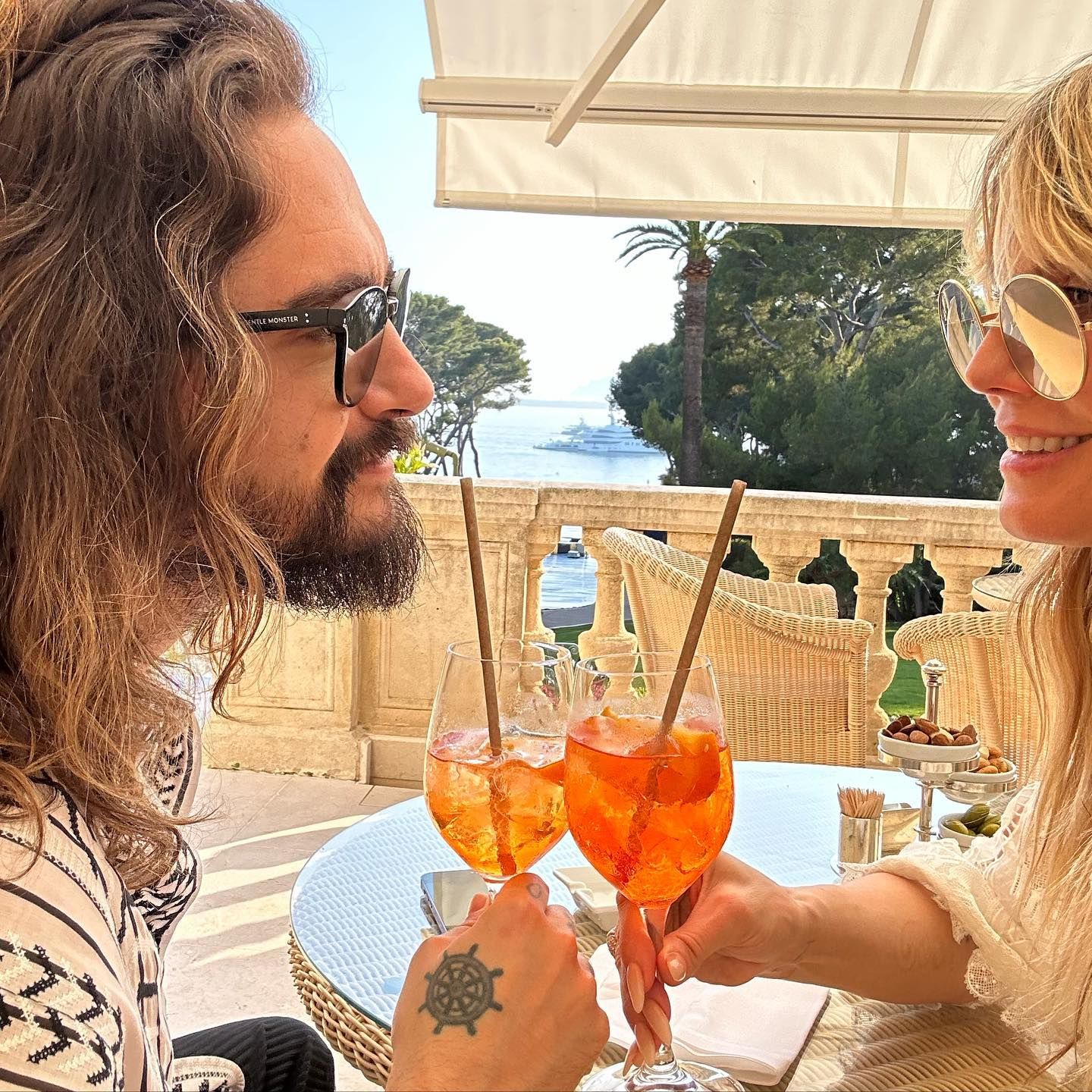 23. Mai 2023  Da kommt Sommerlaune auf: Bei strahlenden Sonnenschein gönnen sich Tom Kaulitz und Heidi Klum einen Aperol Spritz auf der Terrasse mit Meerblick. Cheers! 