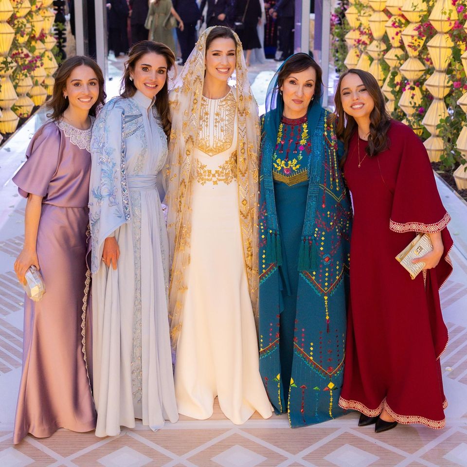 Das jordanische Königshaus auf einer Dinnerparty, die Königin Rania Al Abdullah anlässlich der bevorstehenden Hochzeit von Kronprinz Al Hussein und Rajwa Al-Saif gab.