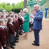 24. Mai 2023  König Charles und Königin Camilla sind nach Irland gereist. Ihr erster Termin führt sie zur Eröffnung des neuen Coronation Gardens in Belfast. Bei seiner Ankunft wird das Königspaar von einer Schulklasse in Empfang genommen. 