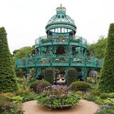 Der Pavillon wirkt wie einem Märchen entsprungen. Perfekt fügt er sich in die hübsch arrangierte Pflanzenwelt ein. 