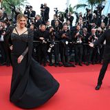 Seiner Frau gebührt das Rampenlicht, findet Schauspieler Tom Hanks. Während er sich mit Anzug und Fliege nicht nur modisch im Hintergrund hält, begeistert Rita Wilson im ausgestellten Cape-Dress mit Strassapplikationen im Brust- und Schulterbereich. 