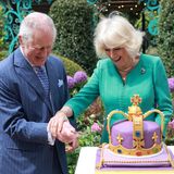 Zur Feier des Tages gibt es auch noch eine Torte in Kronenform für König Charles und Königin Camilla. 