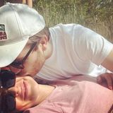 "Mein Lieblingsort bist du", schreibt Annika Lau zu ihrem Kuss-Selfie mit Ehemann Frederik Lau. Für so viel Liebe fliegen der Moderatorin auf Instagram gleich zahlreiche virtuelle Herzen zu. 