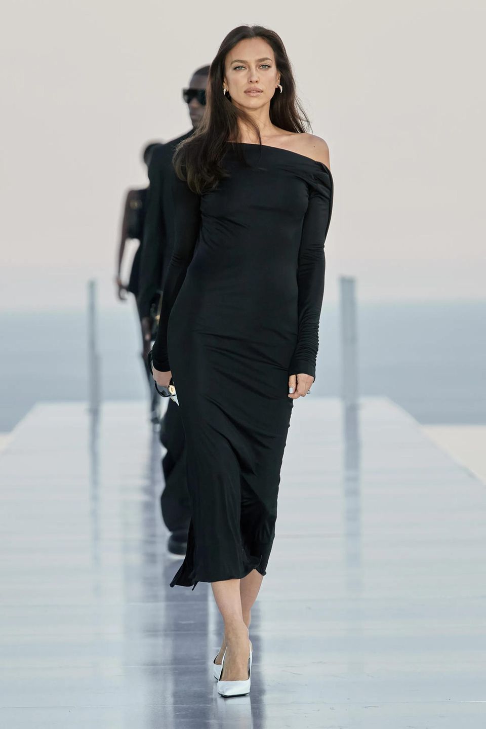 Mit einer spektakulären Modenschau in Cannes präsentierte Versace die neueste Zusammenarbeit mit Dua Lipa. Auf dem Laufsteg zu sehen: sexy Designs und hochkarätige Topmodels wie Irina Shayk, die sich ganz in Schwarz zeigt.
