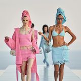 Deutlich farbenfroher waren diese Barbie-Looks im Retro-Style.
