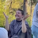 Auf einem Video ihres TikTok-Accounts zeigt Maud Angelica Behn ihre radikale Veränderung. Schon seit einiger Zeit plant die älteste Tochter von Prinzessin Märtha Louise diesen mutigen Schritt. Nun hat sie ihre Pläne in die Tat umgesetzt und will ihre abrasierten Haare für einen guten Zweck spenden.