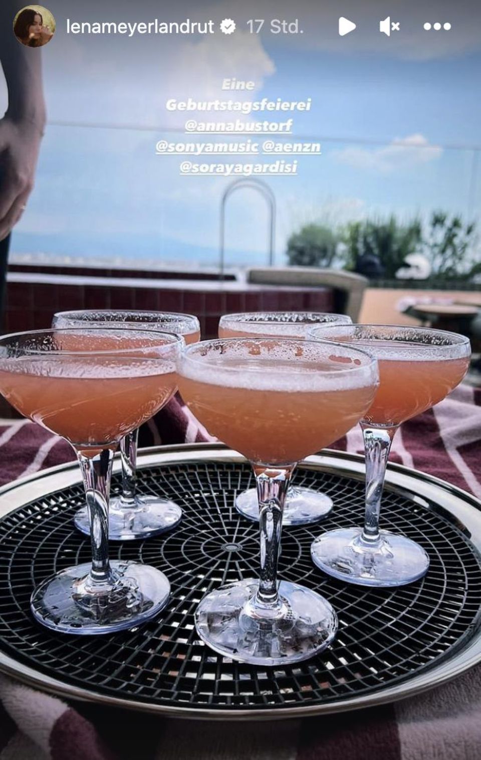 Lena Meyer-Landrut stößt mit Cocktails auf ihren Geburtstag an.