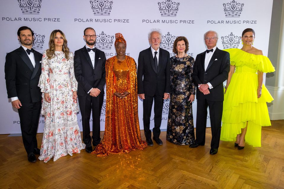 Prinz Carl Philip, Prinzessin Sofia, Chris Backwell, Angélique Kidjom, Arvo Pärt, Königin Silvia, König Carl Gustaf und Prinzessin Victoria (v.l.n.r.) beim "Polar Music Prize".