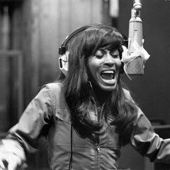 Dieses Foto ist circa 1969 entstanden und zeigt die Sängerin bei der Aufnahme eines Songs im Studio. 