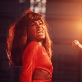 Vom Studio auf die Bühne: Im roten Kleid performt Tina Turner 1969 im Central Park, Manhattan.