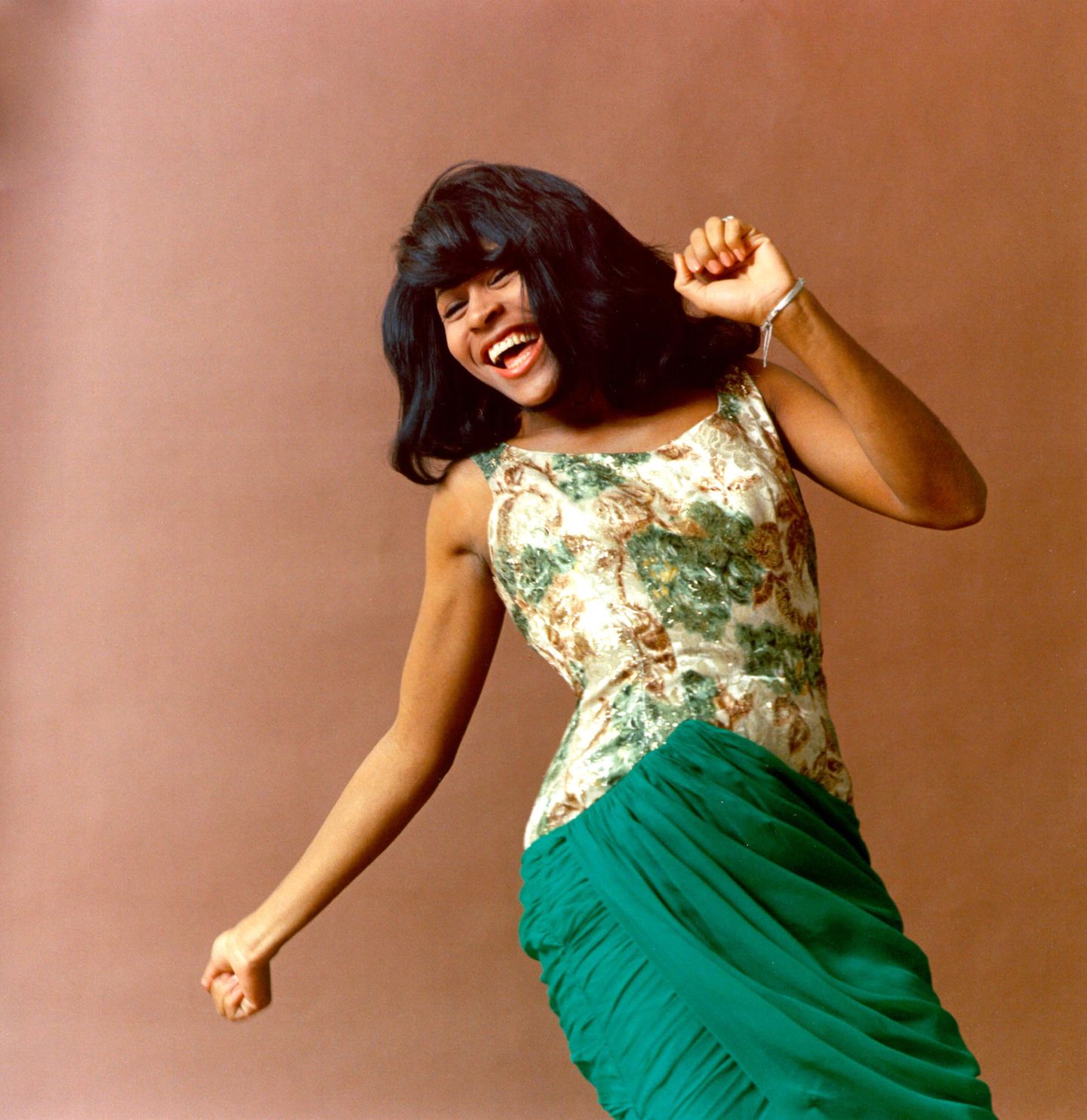 Eine der ersten Aufnahmen, die Tina Turner als Künstlerin vor der Kamera zeigen: 1964 tanzt die Sängerin in einem eleganten Kleid voller Energie für ein Shooting. 