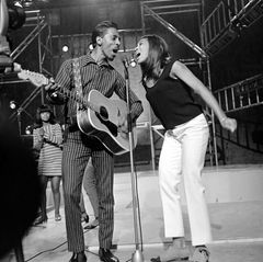 Als Duo treten Ike und Tine Turner jahrelang zusammen auf. Musikalisch gelingt ihnen in den 60er Jahren der Durchbruch. Hier sehen wir die Sängerin und ihren Ehemann bei einem Auftritt im Jahr 1966. 