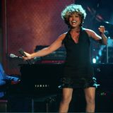 Während der Fashion & Music Awards Show 1995 legt Tina Turner einen grandiosen Auftritt zusammen mit Elton John hin.