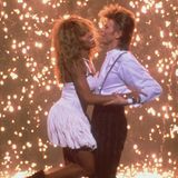 Da sprühen die Funken! Für eine Werbekampagne von Pepsi tanzen Tina Turner und David Bowie 1987 Arm in Arm.