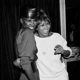 Nach einem Auftritt im New Yorker Ritz (1981) freut sich Tina Turner backstage über den Besuch von Grace Jones.