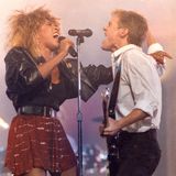 1985 rockt Tina Turner die Bühne mit Bryan Adams in Kanada. 