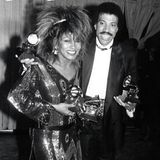 Bei der Grammy-Verleihung 1985 feiert Tina Turner ihren Erfolg an der Seite von Sänger Lionel Richie. 