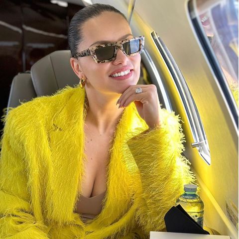 Über den Wolken wählt Adriana Lima einen Mantel der besonderen Art. Das flauschige Modell in Neongelb steht dem Topmodel zwar ausgezeichnet, erinnert jedoch auch an einen alten bekannten: Bibo aus der Sesamstraße. 