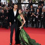 In schwarzer Robe mit smaragdfarbenen Bahnen und Neckholder-Trägern wird Winnie Harlow zum Hingucker der "La Passion De Dodin Bouffant"-Premiere. Freund Kyle Kuzma zeigt da lieber dicht an dicht schnell seine Zugehörigkeit. 