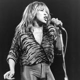 Tina Turner singt sich mit ihrer einzigartigen Stimme in die Herzen der Fans. 
