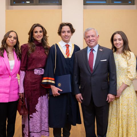Es ist geschafft: Nach der erfolgreichen Zeugnisübergabe von Prinz Hashem posiert die jordanische Königsfamilie für den Fotografen. Gefeiert wird nun im Kreise der Familie. 