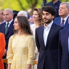 Prinzessin Iman scheint mächtig stolz auf ihren kleinen Bruder zu sein. An der Seite ihres Ehemannes Jameel Thermiotis schaut die jordanische Royal bei der Zeremonie zu. 