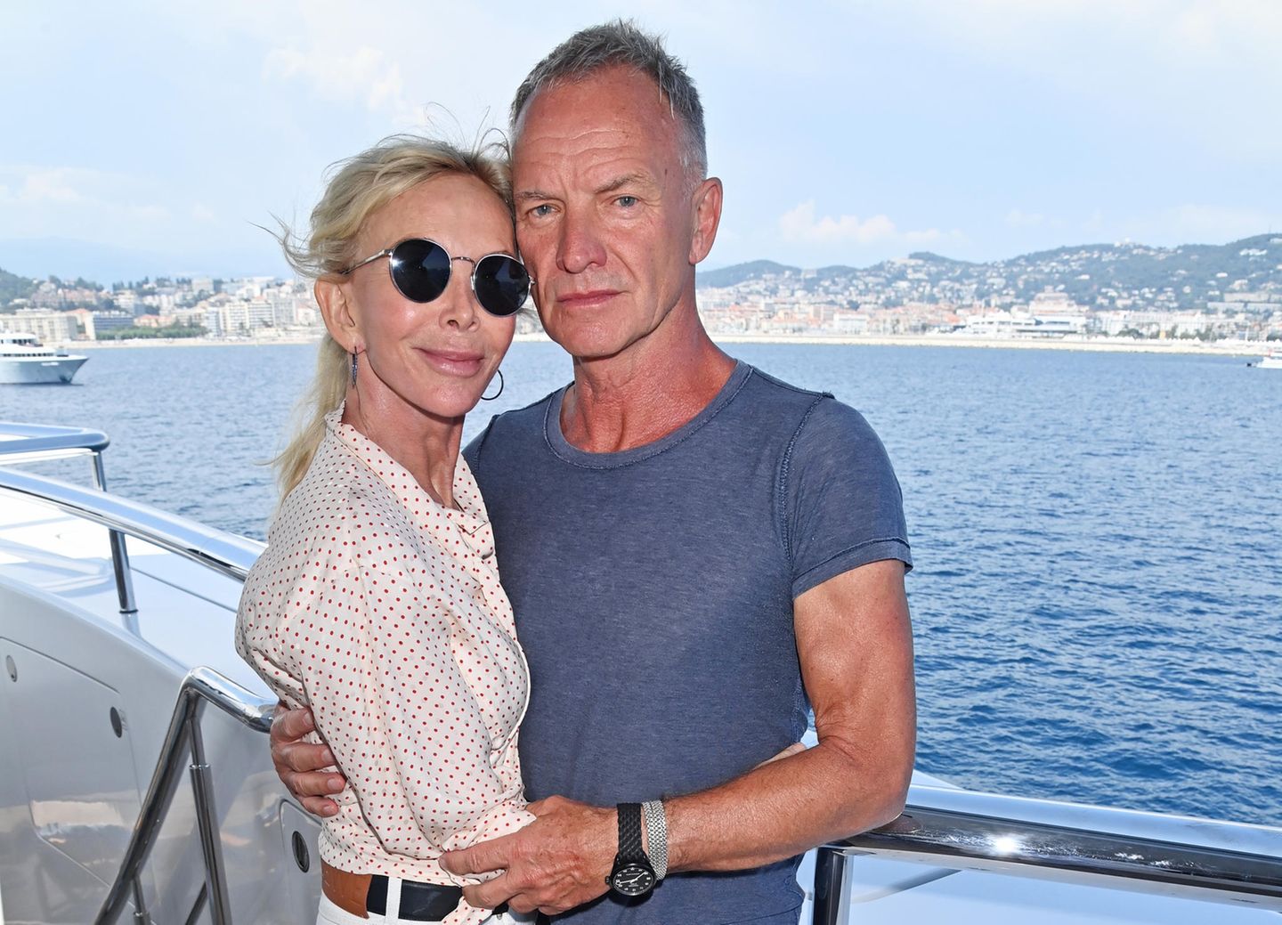 Trudie Styler und Sting feiern ebenfalls das Regiedebüt von Rebel Wilson auf der Luxusjacht. 