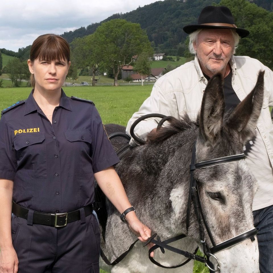 "Mein Vater, der Esel und ich": Tinka (Isabell Polak) bekommt überraschenden Besuch von Hartmut "Bonanza" Zeller (Günther Mari